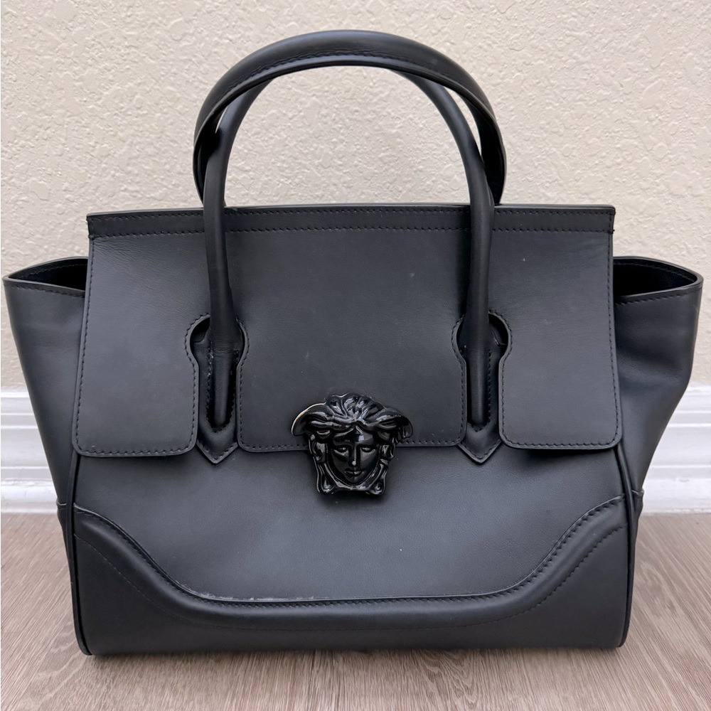 Versace
Pony-style calfskin handbag
Black, Pony-style calfskin used twice.